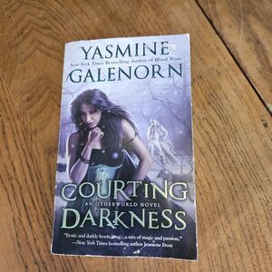 Courting Darkness : An Otherworld Novel by Yasmine Galenorn (2011)